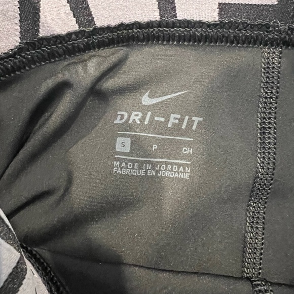 Nike Pro leggings with detail in low back legs - Picture 4 of 4